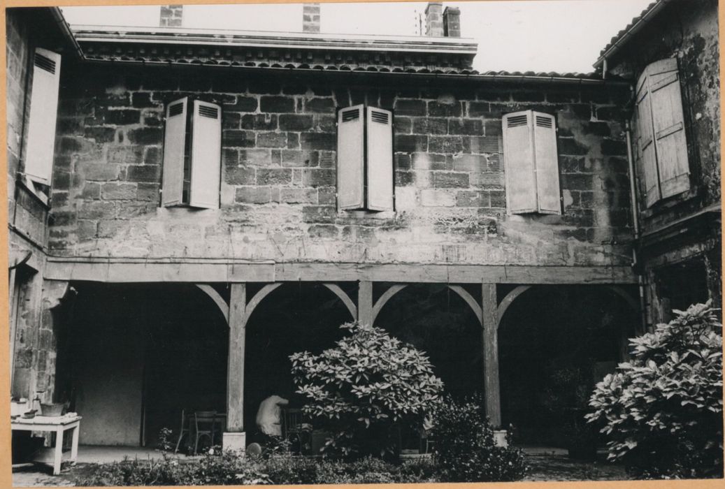 cour nord-est, façade est