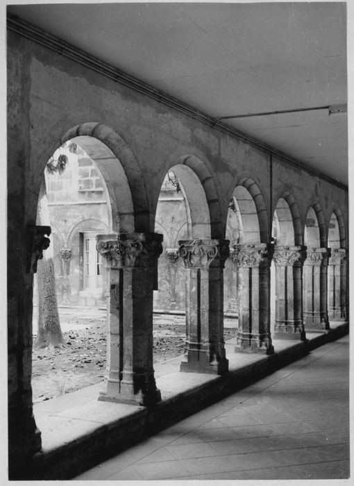 cloître, vue partielle d’une galerie