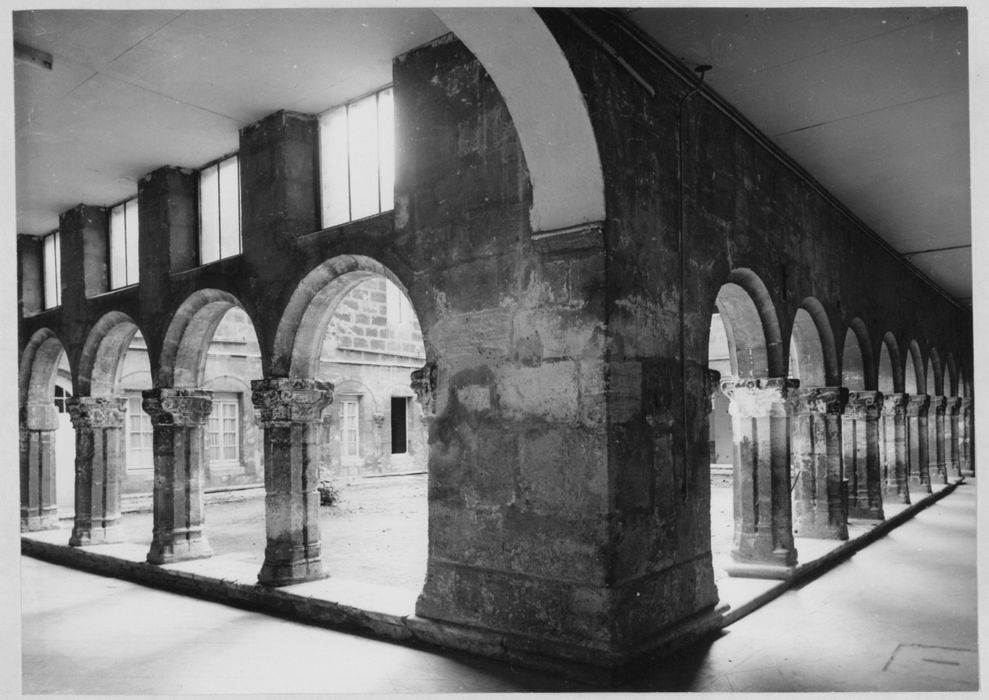 cloître, vue partielle des galeries