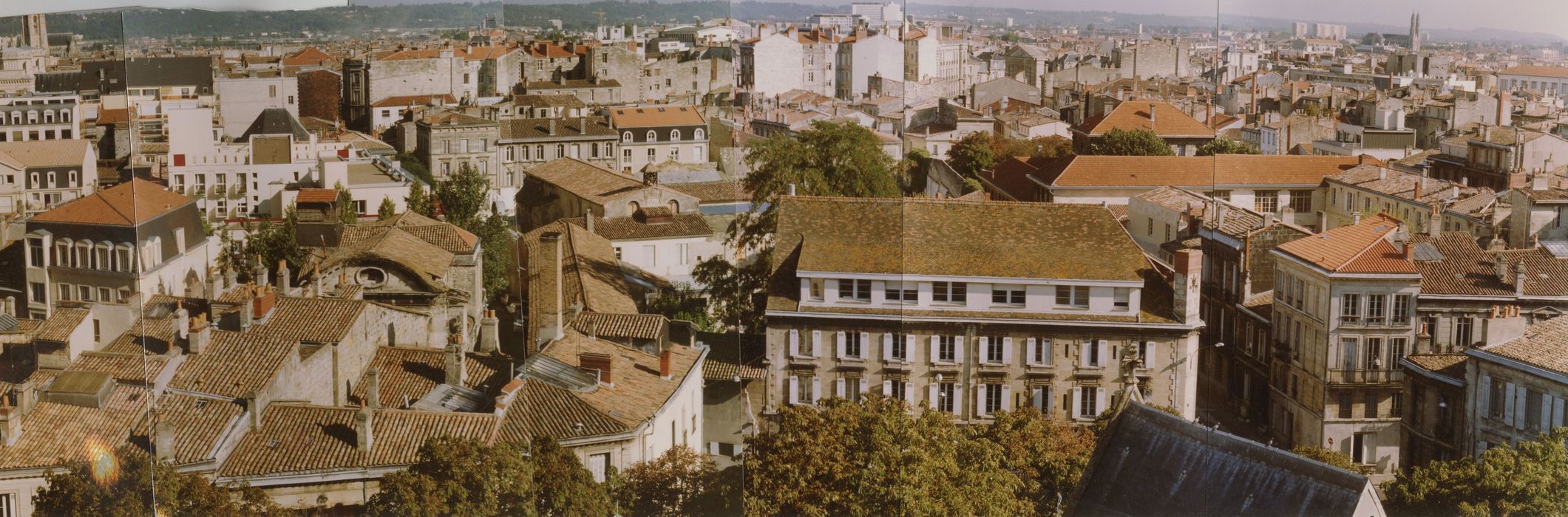 chapelle, toiture orentée au nord, vue partielle