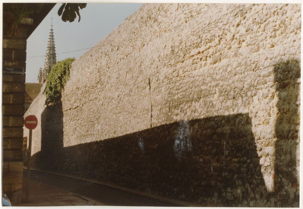 mur d’enceinte sud sur la rue de la Miséricorde