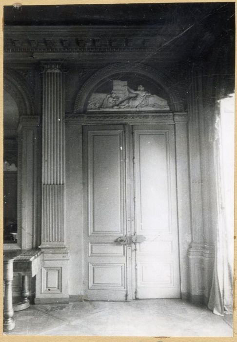 salon, vue partielle des lambris de revêtement