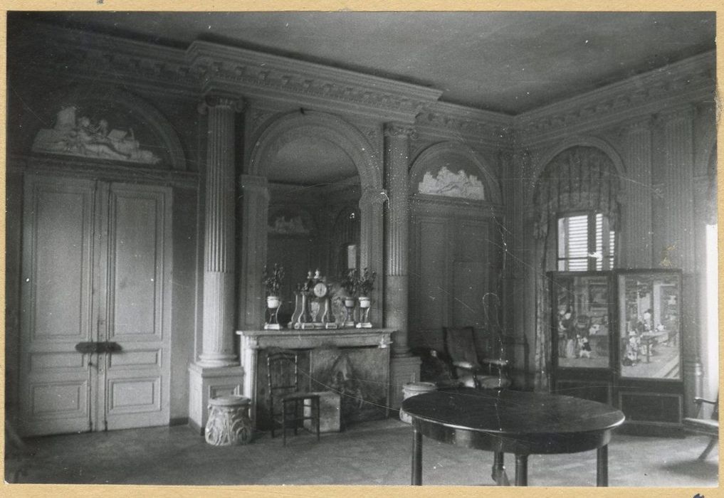 salon, vue partielle des lambris de revêtement