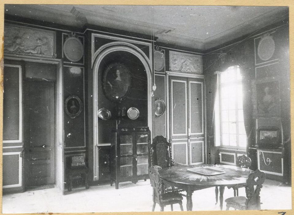 salon, vue partielle des lambris de revêtement