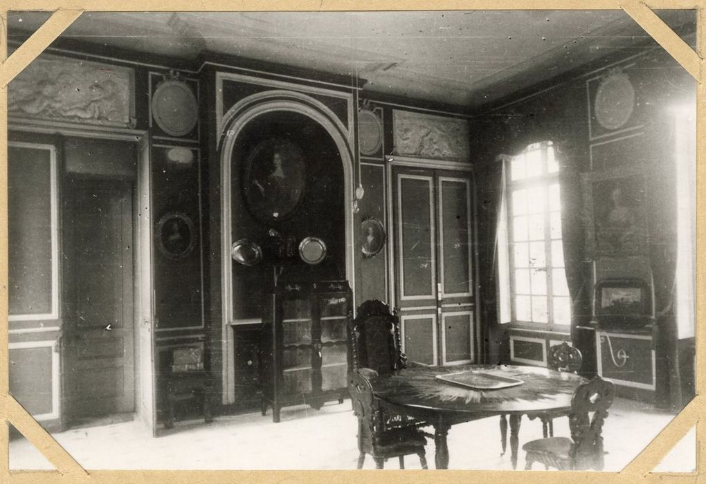 salon, vue partielle des lambris de revêtement