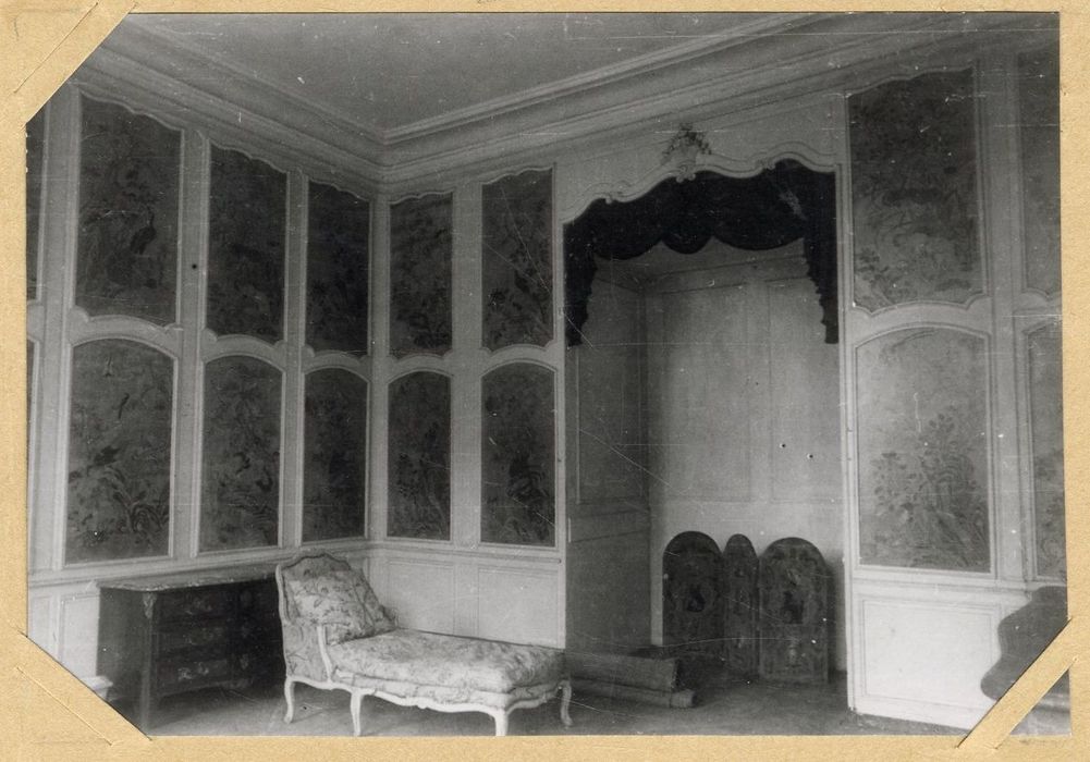 salon, vue partielle des lambris de revêtement