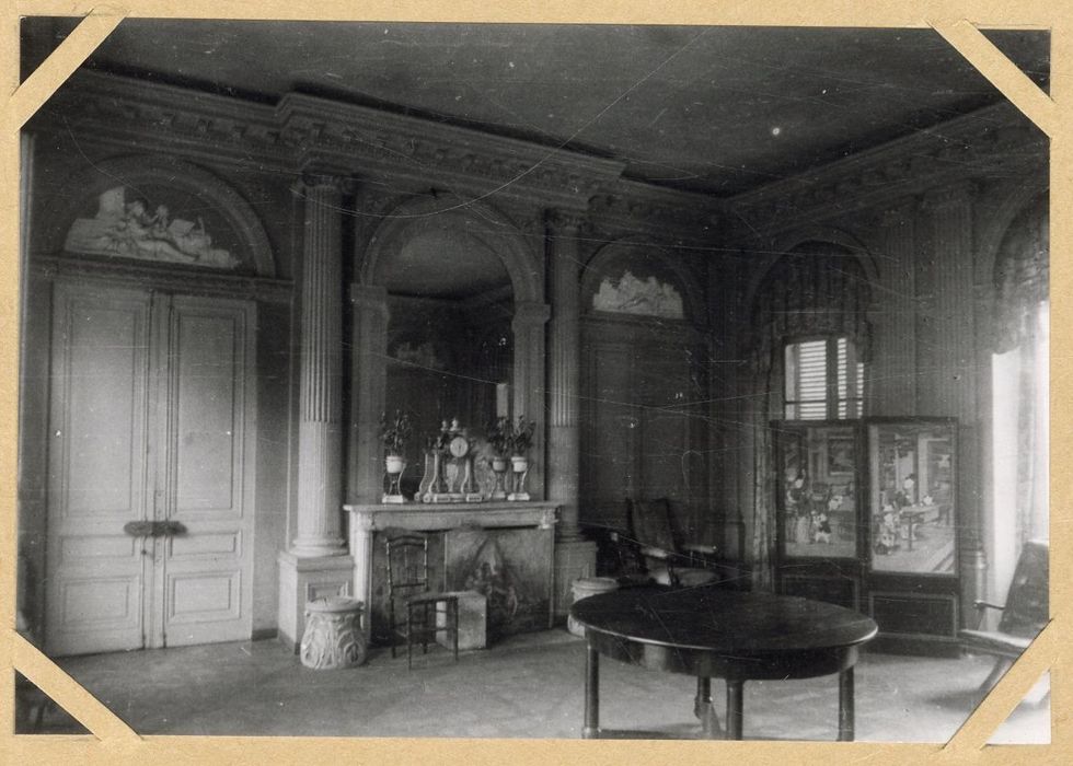 salon, vue partielle des lambris de revêtement
