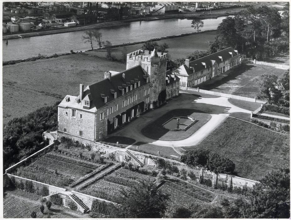 vue aérienne du château dans son environnement