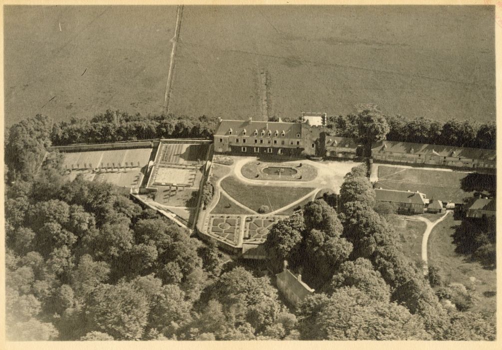 vue aérienne du château dans son environnement
