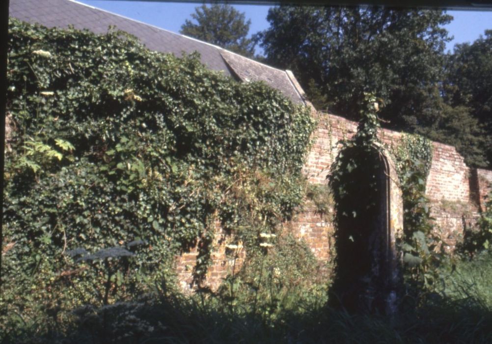 mur de clôture du cimetière, vue partielle