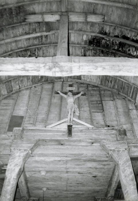 statue : Christ en croix