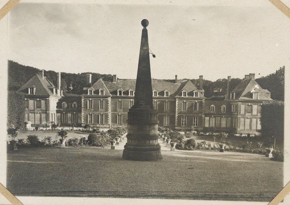 parc, pyramide au nord