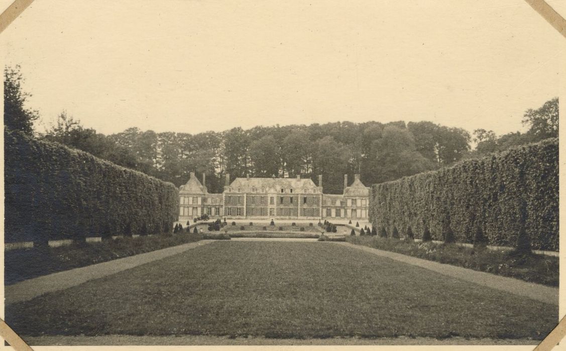 vue générale du château dans son environnement depuis le Sud