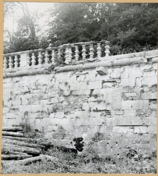 mur de terrassement à l’Est côté Seine, vue partielle