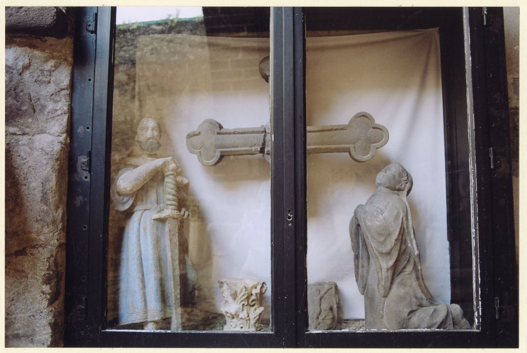 statues : Moine en prière, chevalier