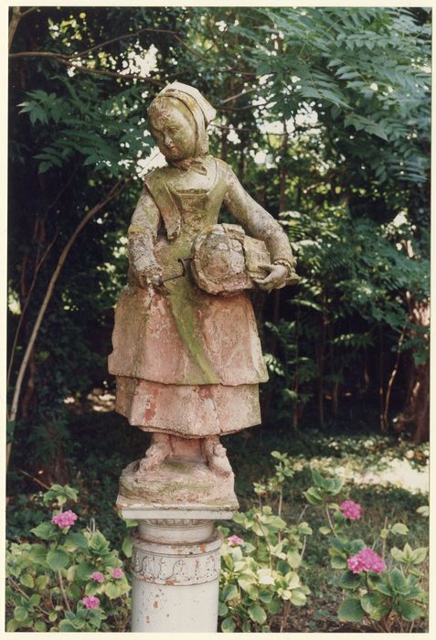statue du parc : Joueuse de vielle