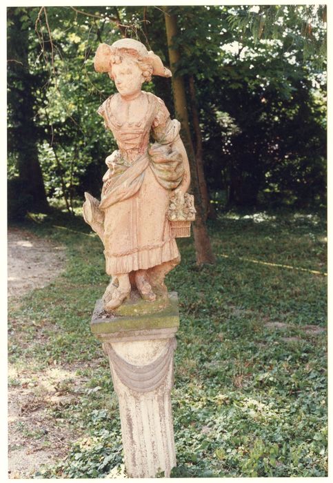 statue du parc : Jeune fille au panier