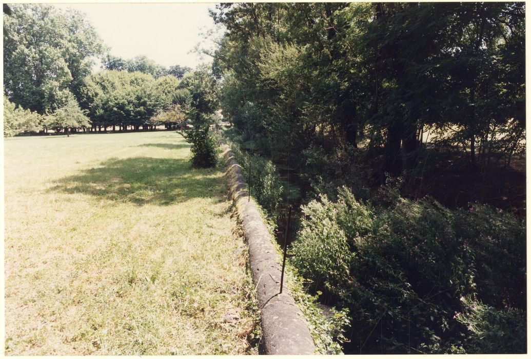 parc, limite sud du grand parterre avec mur du bief