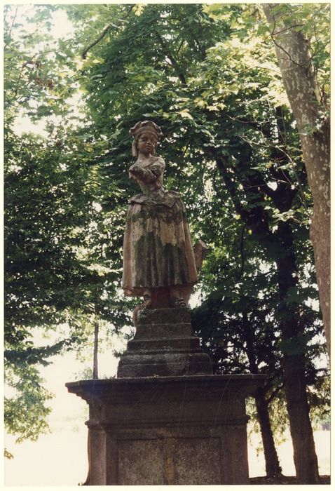 statue du parc : Jeune fille noire
