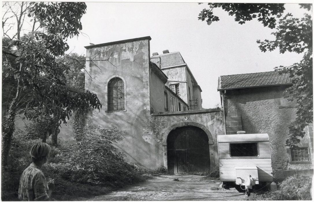 portail d’accès est à la cour des communs, chapelle
