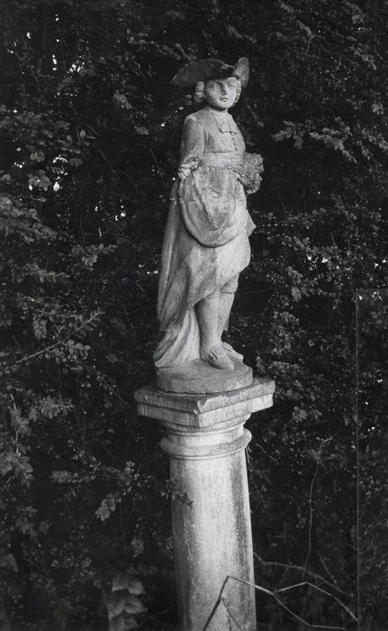 statue du parc : Curé