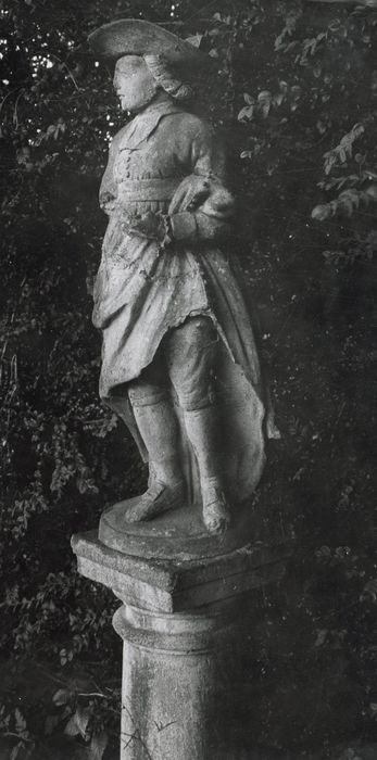 statue du parc : Curé