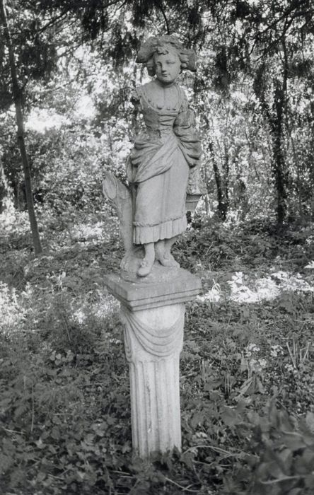 statue du parc : Jeune fille au panier