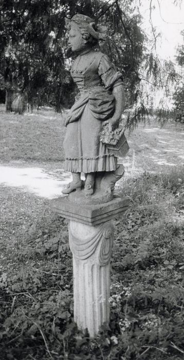 statue du parc : Jeune fille au panier