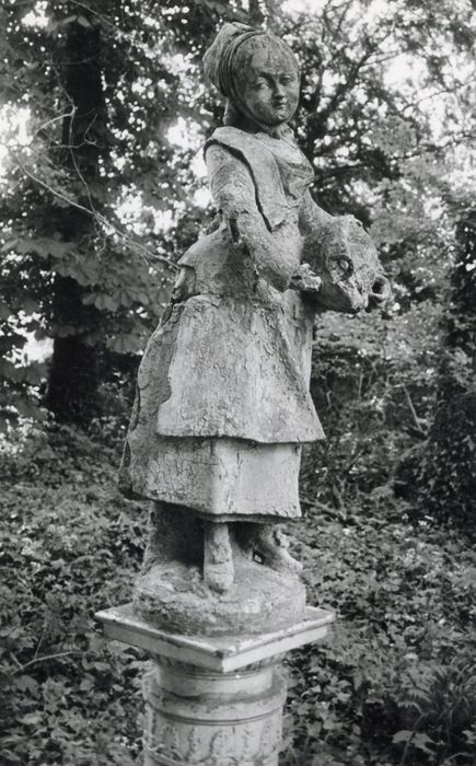 statue du parc : Joueuse de vielle
