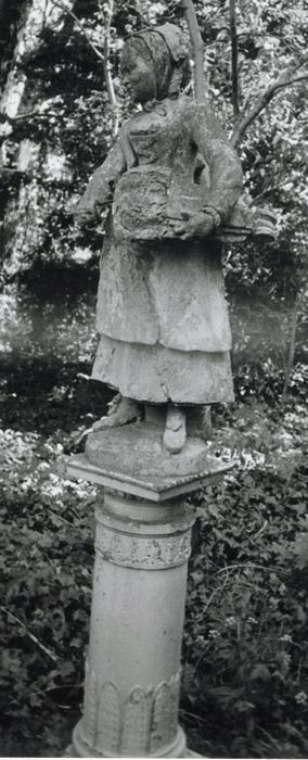 statue du parc : Joueuse de vielle