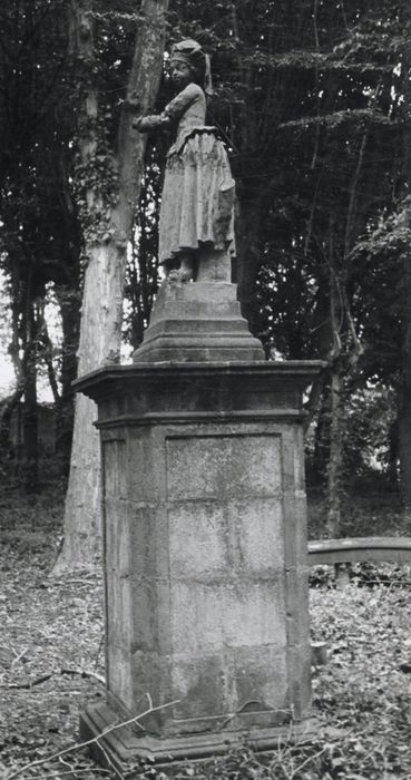 statue du parc : Jeune fille noire