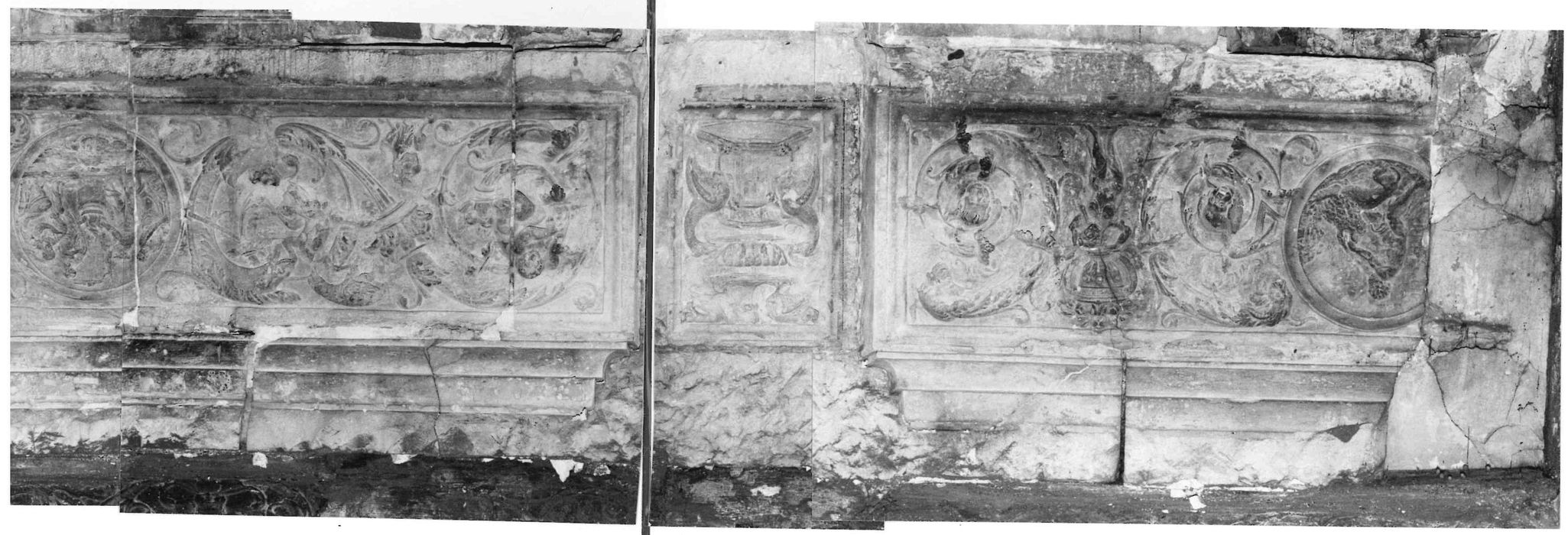 corps de logis, façade est sur cour, détail de la frise sculptée du soubassement