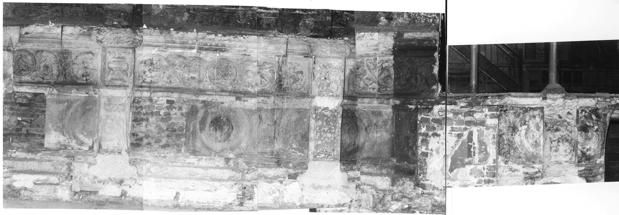 corps de logis, façade est sur cour, détail de la frise sculptée du soubassement