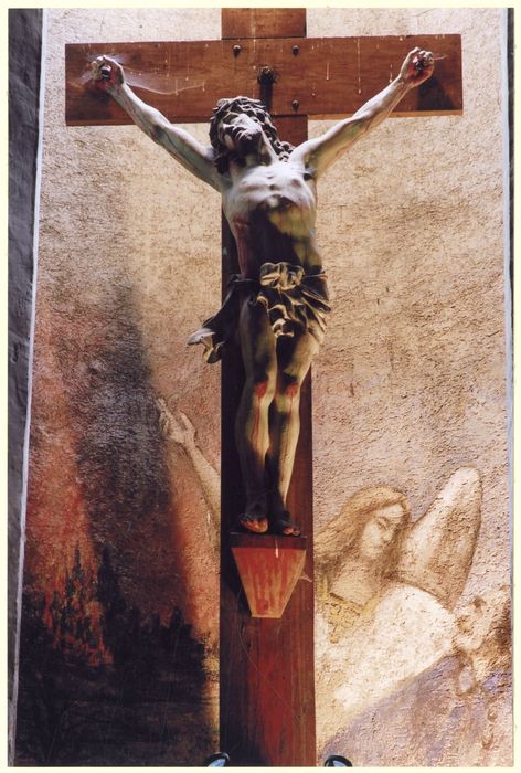 statue : Christ en croix