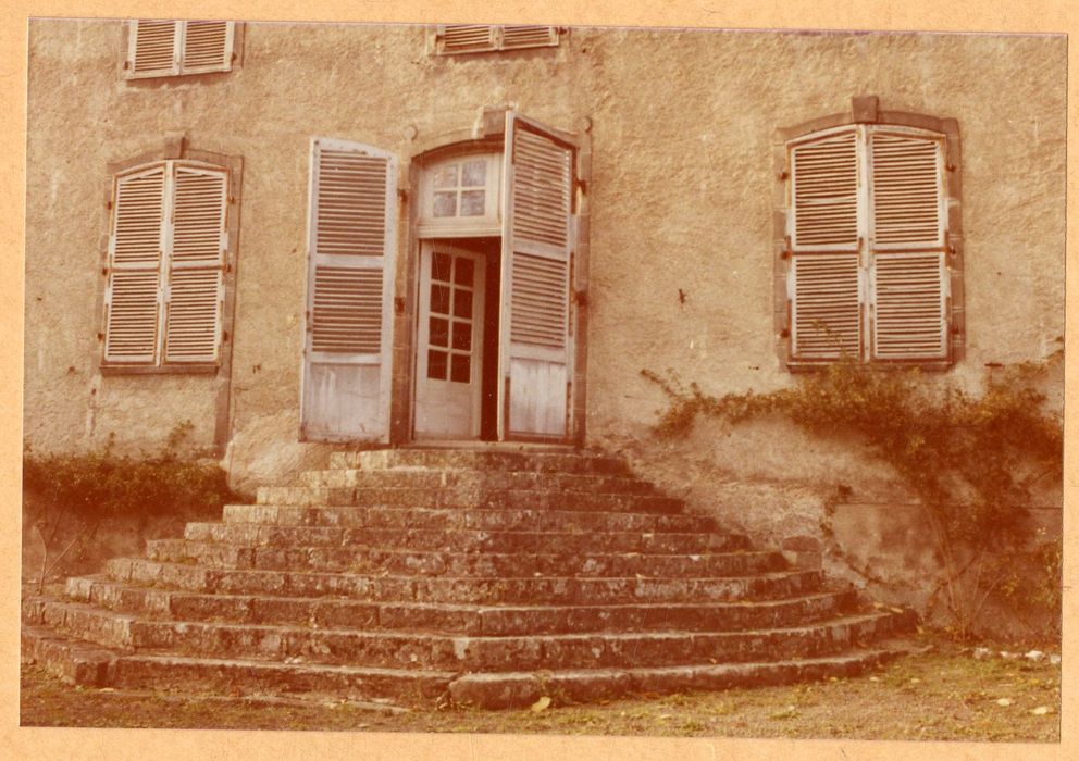 façade sud-est, porte d’accès