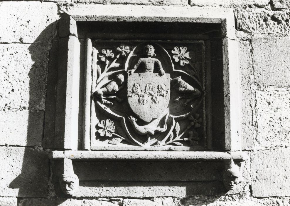 détail d’un bas-relief armorié