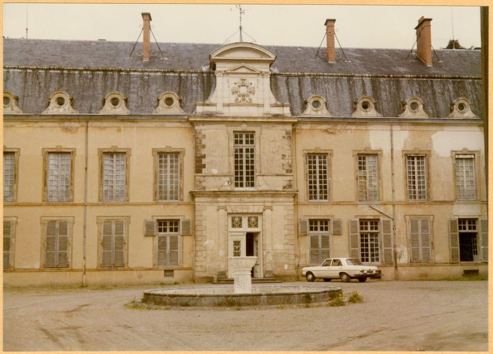 façade ouest sur la cour d’honneur