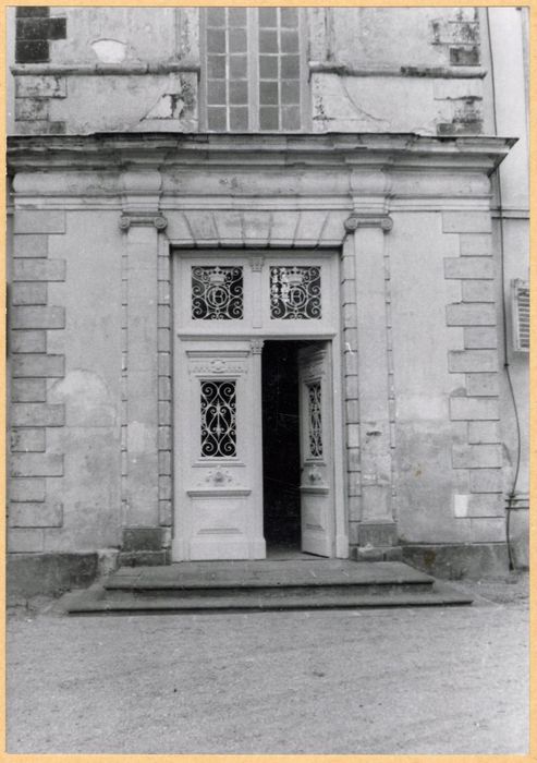 porte d’accès ouest sur la cour d’honneur