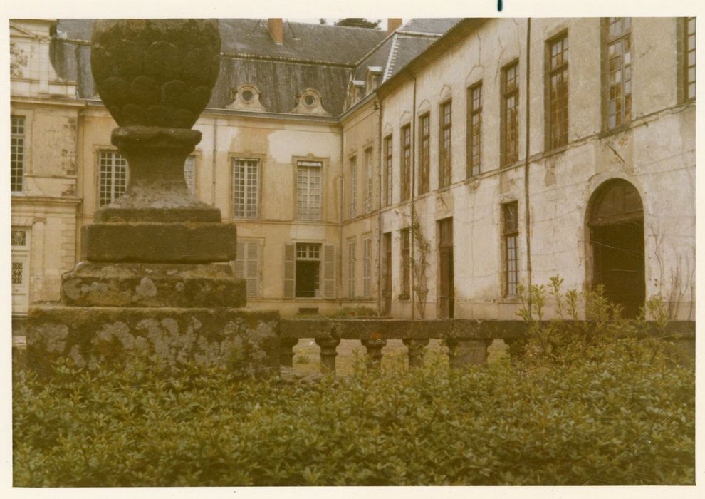 façades ouest et nord sur la cour d’honneur, vue partielle