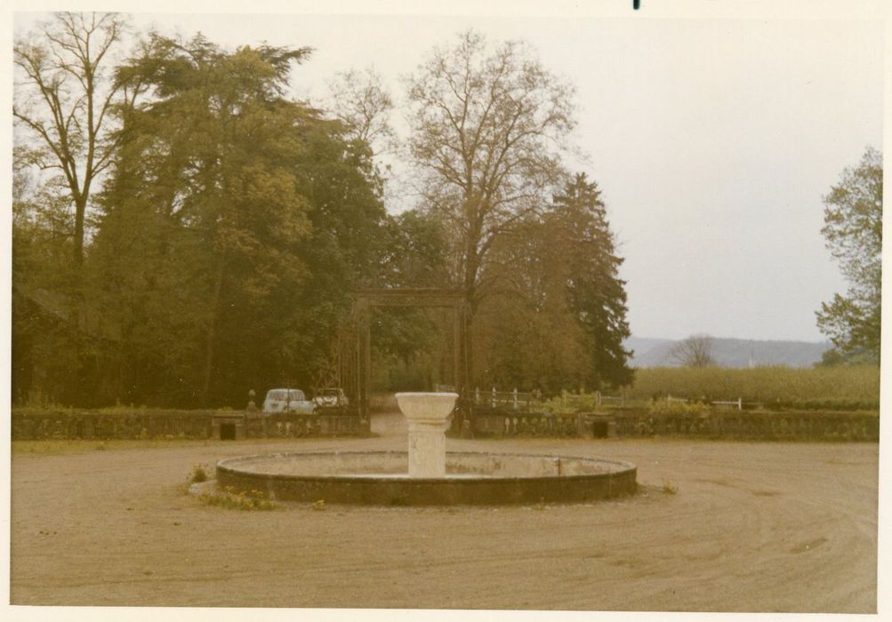 bassin au centre de la cour d’honneur