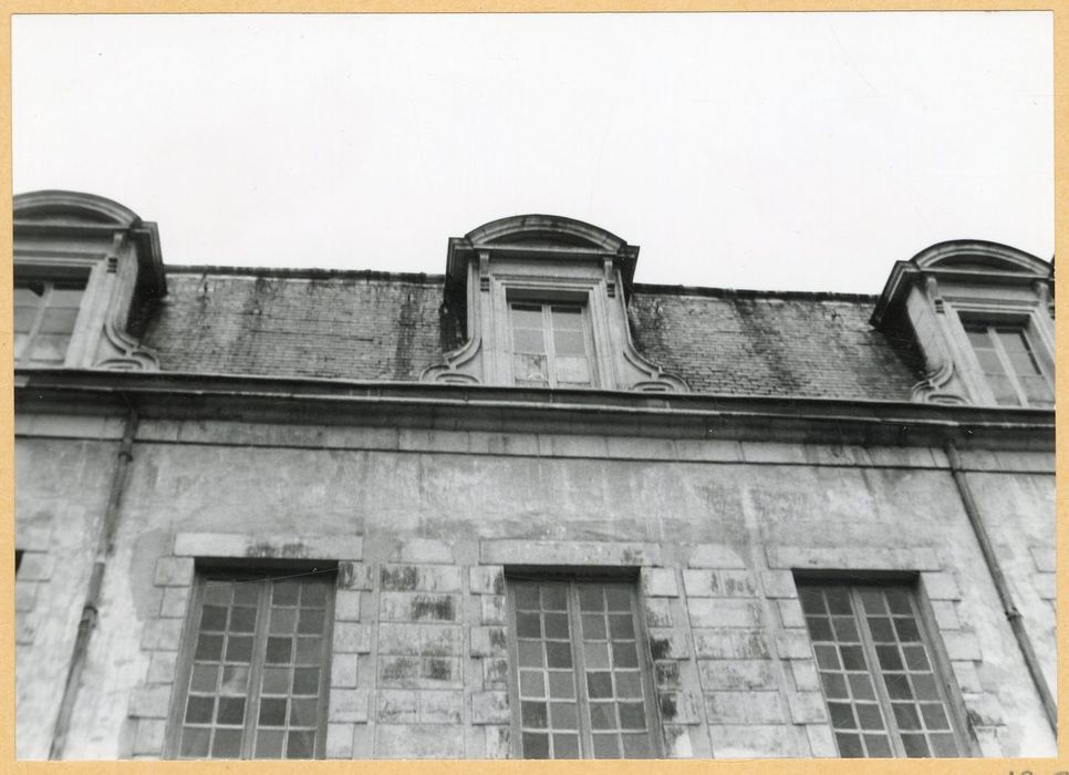façade est, détail des lucarnes