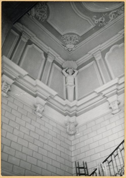 escalier monumental, vue partielle des décors de la cage