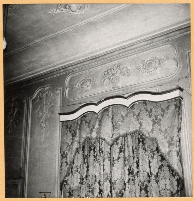 rez-de-chaussée, chambre, vue partielle du décor