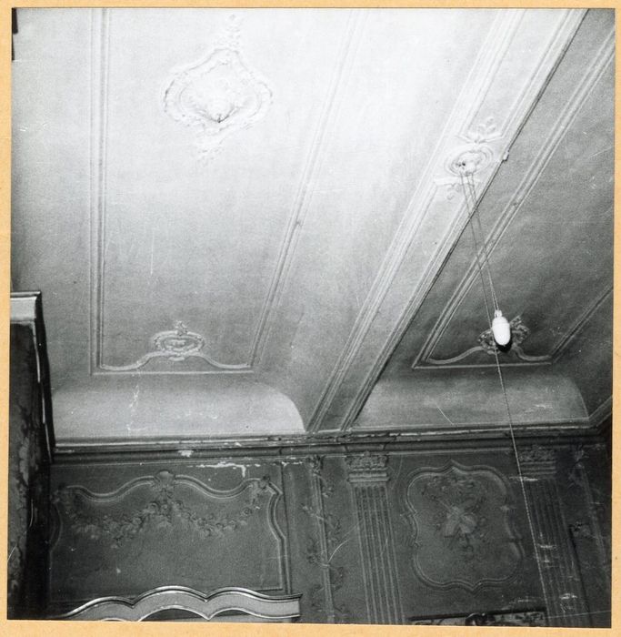 rez-de-chaussée, chambre, vue partielle du décor