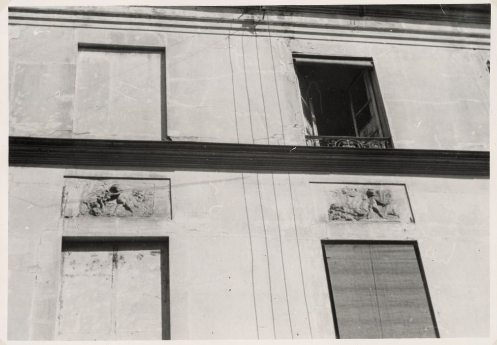 détail des bas-reliefs de la façade rue Dulong