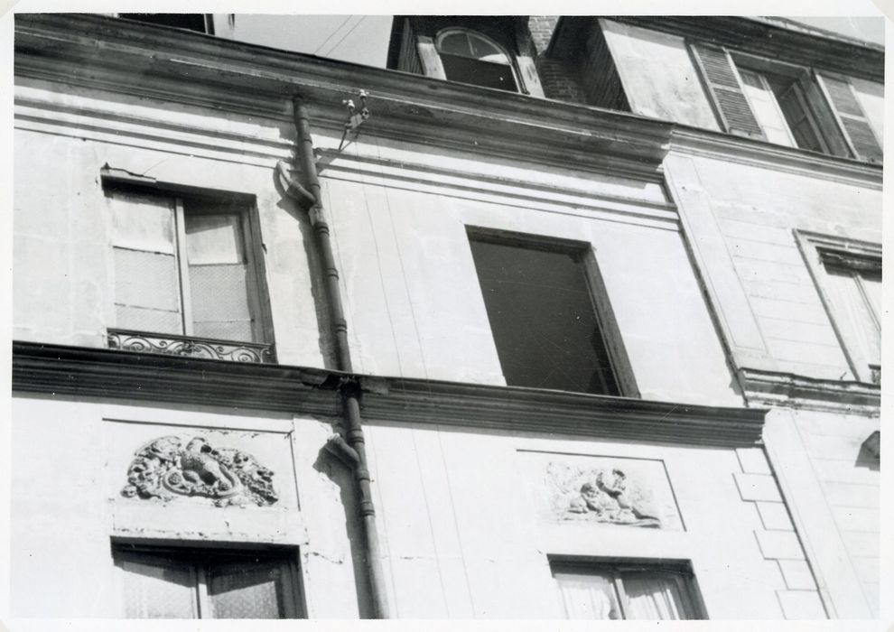 détail des bas-reliefs de la façade rue Dulong