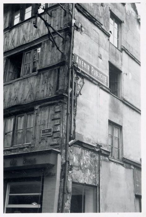 façades sur rues, vue partielle