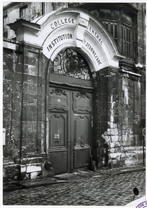 portail d’accès sur rue à la cour d’honneur