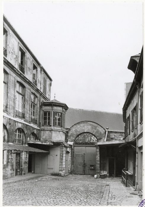 cour d’honneur, revers du portail d’accès sur rue
