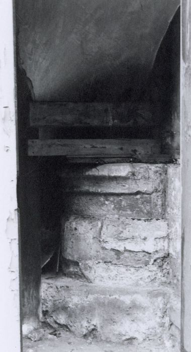 puits dans la cour sous l’escalier